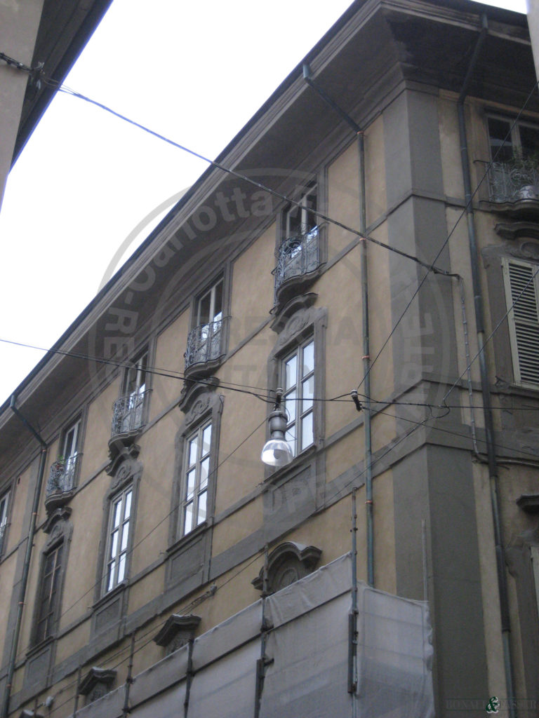 Palazzo Scotti durante lo smontaggio dei ponteggi dopo il restauro