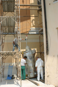 Trasporto per il restauro delle sculture presenti sulla facciata della Chiesa Parrocchiale di San Vigilio in Lodrino (BS)