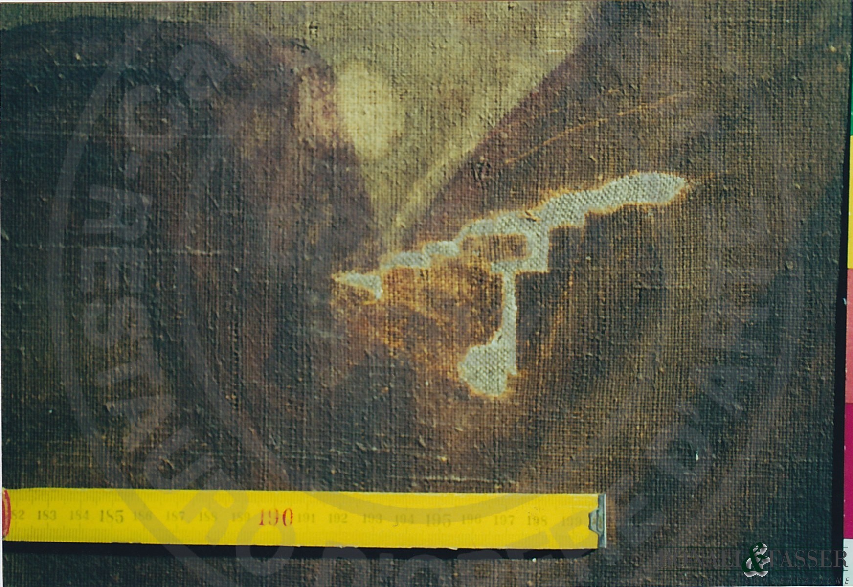 Dettaglio del recto in corrispondenza della veste dell'angelo dove è stata realizzata la reintegrazione del supporto tramite inserto di tela